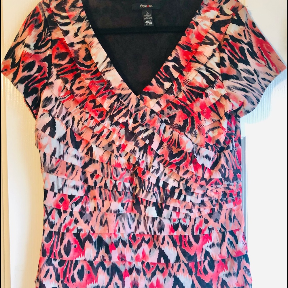 Red/black ruffled v-neck top